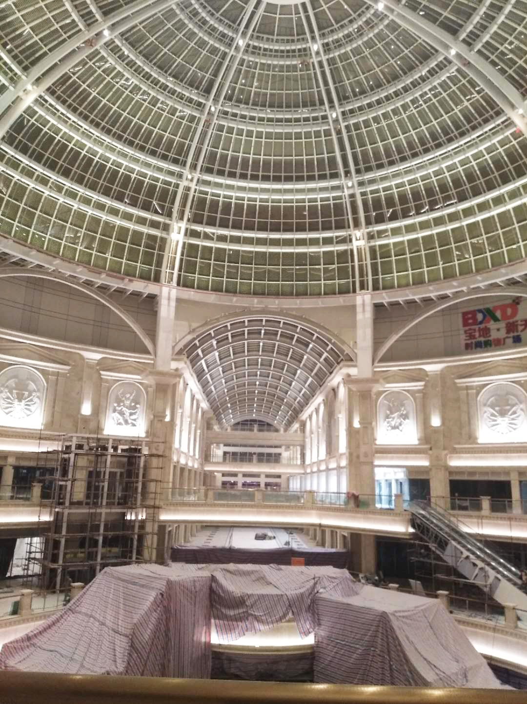 商場(chǎng)中庭 商場(chǎng)中庭